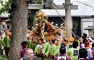 社殿前の二の鳥居潜り。'11.10.09.