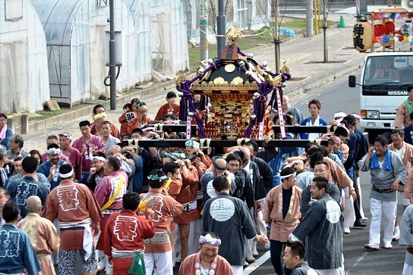 ハウス農地の幅広農道をゆったりと渡御。'11.11.03.