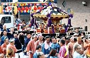 狭い神社入口から出てくる。'11.11.03.