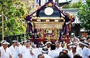 細い路地中から出てくる宮神輿。'11.10.16.