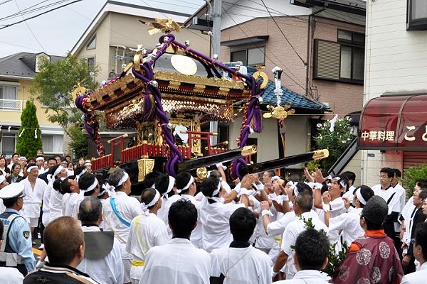 「ほうり受け」が見事に決まり観衆から拍手喝采。'11.10.16.