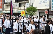 渡御用具を祭礼役員が担ぐ。'11.10.16.
