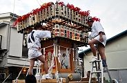 宮入準備中の鳳友会の万灯。'11.10.23.