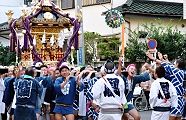 ジッと出迎えていた氏子地区を渡御。'11.10.23.