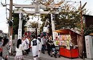 長い参道の参拝者は途切れない。'11.10.23.