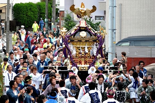 秋の夕暮の気配感じながら渡御してくる矢向日枝の宮神輿。'11.10.23.