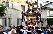 神社近い尻手銀座商店街へ。'11.10.23.