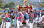 賑やかな掛け声で農道を台車渡御。'12.04.22.