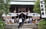 五本の紐が下がる拝殿。'12.04.22.