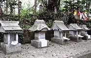 境内裏の石境内社。'12.04.22.