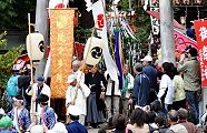 渡御の金棒が鳥居から出る。'12.04.22.