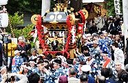 異様な宮神輿が鳥居石段降りる。'12.04.22.