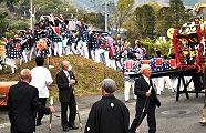 天狗と担ぎ手の神体山登り。'12.04.22.