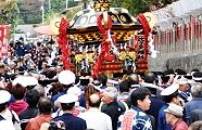 進行方向もブレる暴れ神輿。'12.04.22.