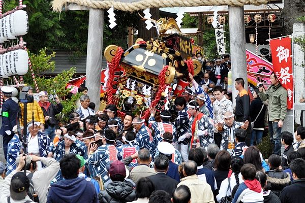 黒屋根に異様な一本木造りの蕨手の宮神輿の宮出し。'12.04.22.
