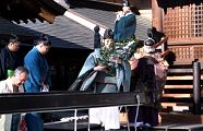 横笛に送られ宮司拝殿から下りる。'12.01.03.
