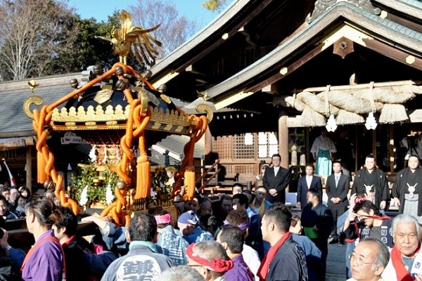 伊勢ヶ濱部屋力士に見送られ宮出し。'12.01.03.