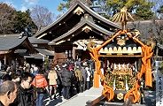 初詣で参拝者の長い列。'12.01.03.