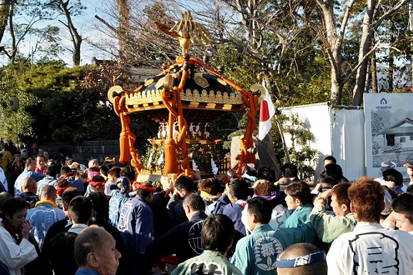 御嶽神社の御嶽道と称す参道を渡御していく。'12.01.03.