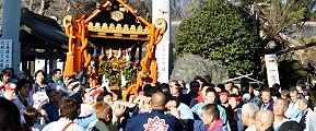 大鳥居を潜り威勢良い掛け声で広い参道へ。'12.01.03.