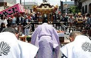 路上での大小神輿の発輿祭。'12.06.24.