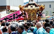 担ぎ手に囲まれての担ぎ出し。'12.06.24.