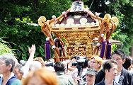 神社通りの屋敷林が見送る。'12.06.24.