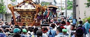 祭り囃子奏でる山車前で木が入る。'12.06.24.