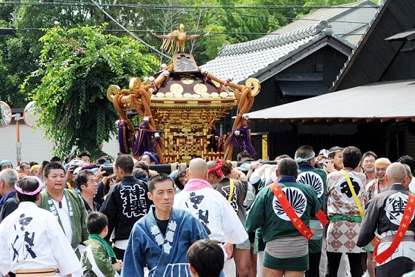 延軒屋根の古神輿が悠然と担がれてくる。'12.06.24.