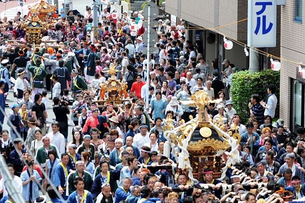 悠然と連合で渡御の稲荷神社。'12.06.17.