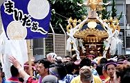 まいだぁ〜の掛け声で渡御。'12.06.17.
