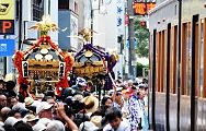 江の電が祭りの人波に割り込む。'12.07.08.