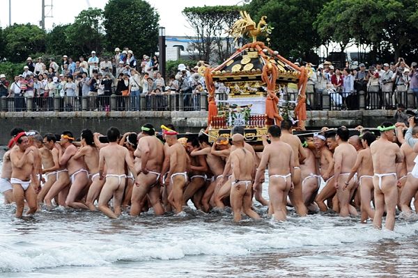 禊ぎの海中渡御の東浜へ入る八坂神社。'12.07.08.