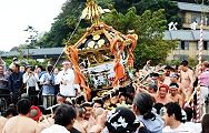 浜辺へ降りる八坂神社。'12.07.08.