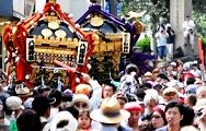 路線脇へ待避の神輿揉み。'12.07.08.