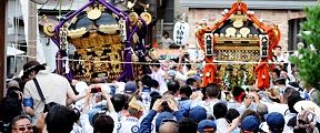 浜上町お仮屋前に駐機する。'12.07.08.
