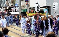 先導は五ヶ町のお囃子。'12.07.08.