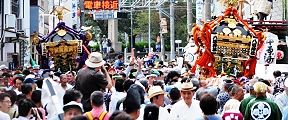 江の電軌道も天王祭の人波。'12.07.08.