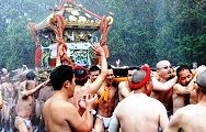 宮神輿の潮抜きの放水。'12.07.08.