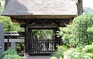 極楽寺の茅葺き山門。'12.07.08.