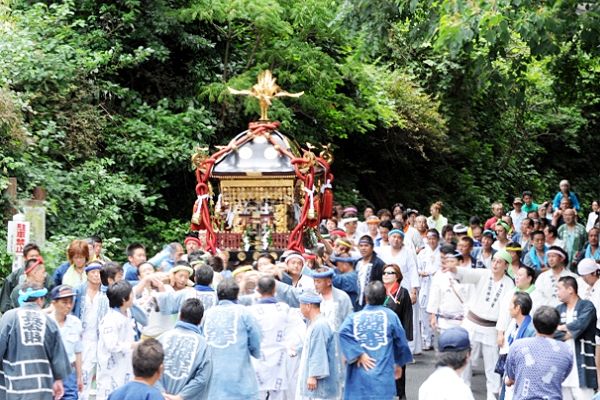 極楽寺切通をゆったりと降りてくる。'12.07.08.