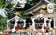 丘上の社殿が宮神輿見守る。'12.07.15.