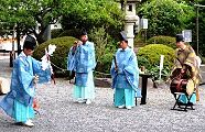 宮神輿前でお神楽奉納。'12.07.15.