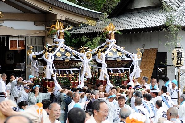 藤沢白旗神社宮出しの義経徒弁慶神輿。'12.07.15.