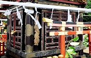 義経神輿の古色蒼然の胴。'12.07.15.