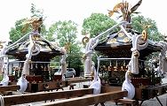 神輿殿前鎮座の義経と弁慶。'12.07.15.