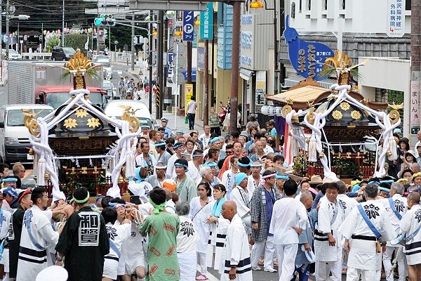 白旗交差点手前での連合神輿揉み。'12.07.15.
