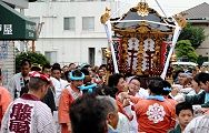 神社近くの住宅街を渡御。'12.07.01.