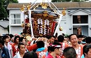 担ぎ手の身長で決まる神輿のバランス。'12.07.01.