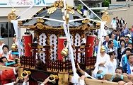 特徴の甲羅黒屋根の天保神輿。'12.07.01.